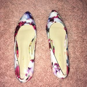 Size 8 women’s floral flats